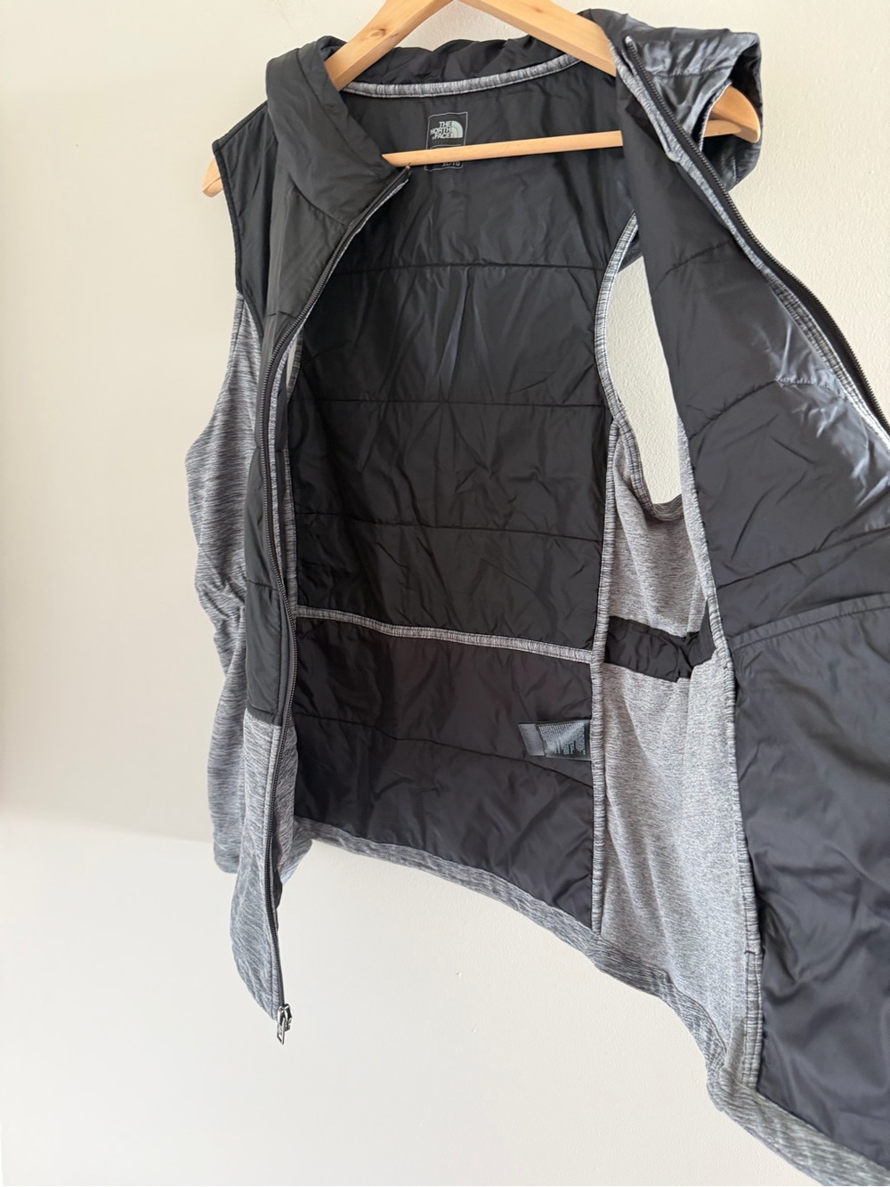 The North Face Black & Gray Hooded Women's XL Vest Outdoor Full Zip - Picture 9 of 11